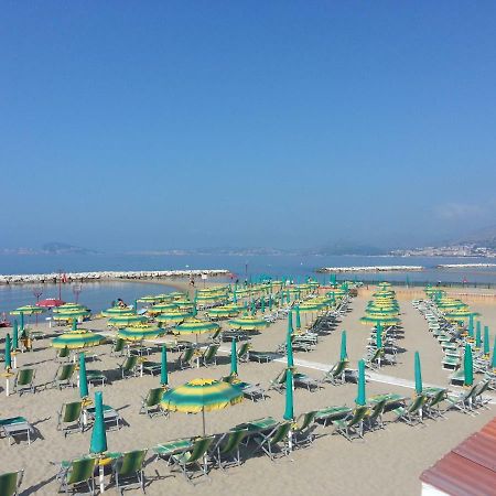 Guesthouse Holiday Formia Beach Exteriör bild
